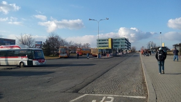 Autobusové nádraží při pohledu zleva, směrem od metra