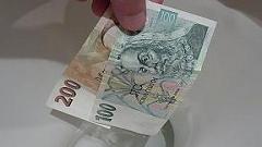 Někteří lidé své peníze takřka doslova splachují do toalety. Foto: OpenImageBank.com Někteří lidé své peníze takřka doslova splachují do toalety. Foto: OpenImageBank.com