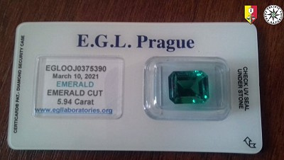 Smaragd s certifikátem. Zdroj: Policie ČR Smaragd s certifikátem. Zdroj: Policie ČR